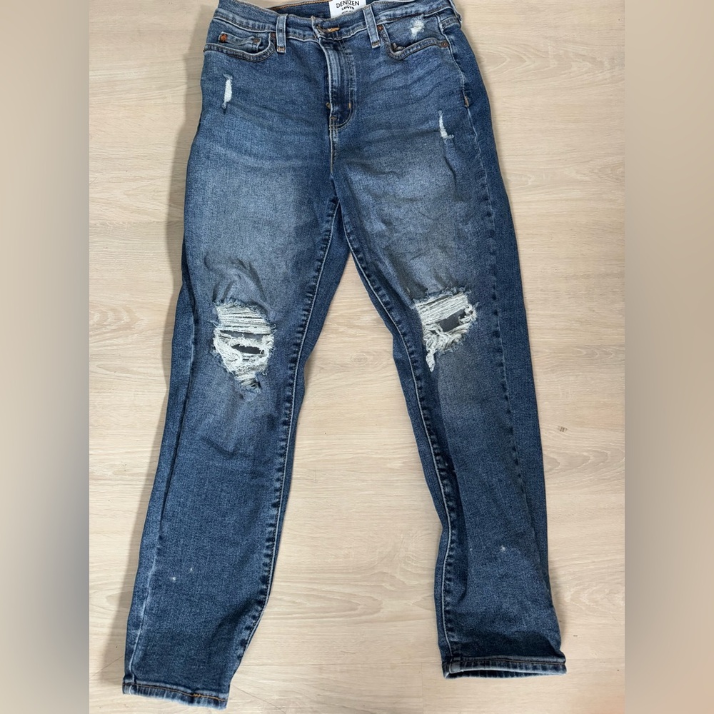 Distressed Levi’s medium wash mom jeans